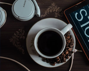 那(nà)些(xiē)烈日(rì)下(xià)的(de)排隊、等待，是(shì)一(yī)加在國(guó)內(nèi)的(de)第一(yī)次大(dà)狂歡